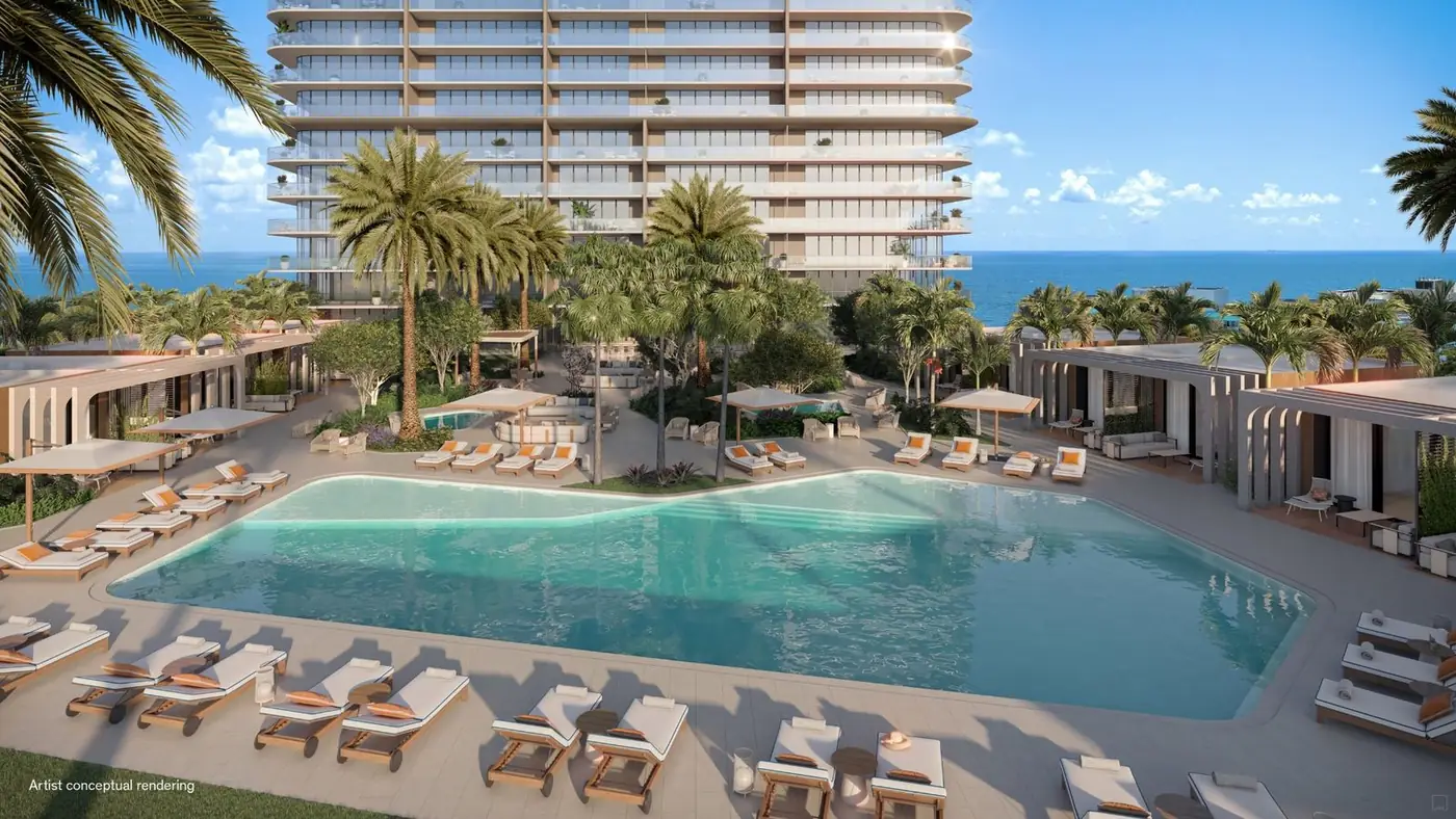 Pool deck com cabanas e vista para o mar